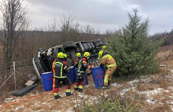 Voznik tovornjaka se kljub prevračanju ni poškodoval. 