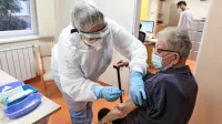 Med splošnim prebivalstvom bodo, tako kot je to veljalo za 
domove ostarelih, prednostni seznami za cepljenje kot najpomembnejši kriterij upoštevali starost za cepljenje prijavljenega 
posameznika.  