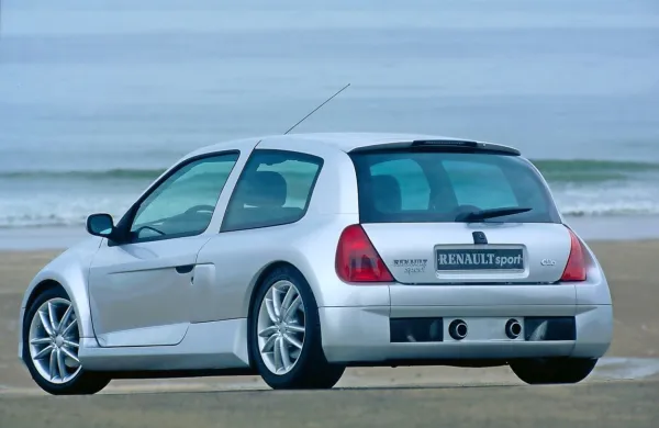To je bil prav poseben clio, ki je z zlatimi črkami zapisan v 
Renaultovo halo slavnih. Čeprav so ga spremljale tehnične težave 
in zelo zahtevno upravljanje.