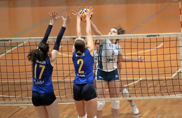 Novogoriški Gen-I volley (v beli opravi, akcija Selene Leban) je 
doma pričakovano premagal Luko Koper (v modri opravi).