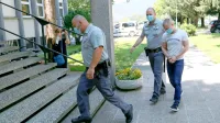 

Mladi Šved (med pravosodnima policistoma) bo zaradi poskusa 
uboja znova sedel na zatožno klop novogoriškega okrožnega 
sodišča. 