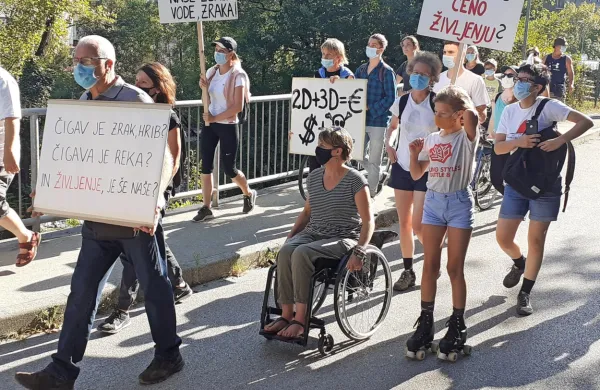 Vplivi na okolje, ki jih občutijo sosedje anhovske cementarne, so 
lani prvič privedli do protestov ljudi z drugih koncev Slovenije.