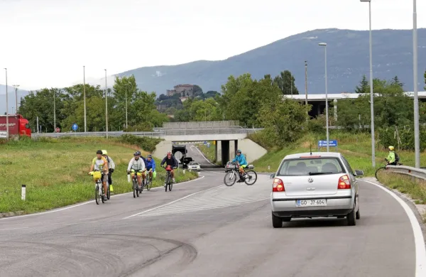 Občina bo uredila kolesarsko povezavo ob hitri cesti, ker se obeta 
krožišče pri Lesnini, pa tudi pod njo. 