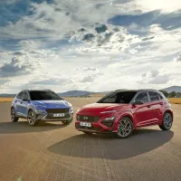 Hyundai poleg modela bayone v svojo ponudbo uvršča prenovljeno kono, ki bo tudi v prihodnje na voljo z bencinskim, 
dizelskim in električnim motorjem.