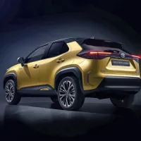 Toyotin yaris cross je nov derivat, ki je nastal iz mestnega 
avtomobila, le da je ta dobil višji položaj sedenja in nekaj 
terenskega karakterja.