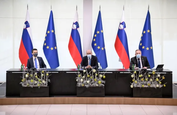 Predsedniki koalicijskih strank SDS, SMC in NSi, Janez Janša, 
Zdravko Počivalšek in Matej Tonin na skupni novinarski konferenci 
na Brdu pri Kranju.