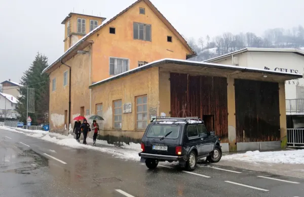 Opuščeni gasilski dom bodo statično sanirali, preureditev v 
turistični center pa bo zaradi nujnejših nalog morala počakati.