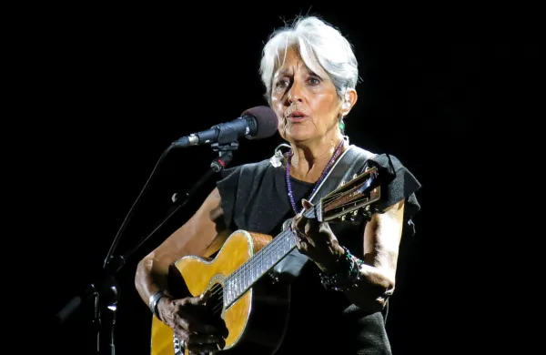 Joan Baez je 8. avgusta 2018  s poslovilno koncertno turnejo 
Fare Thee Well pripotovala na travnik pred gradom v Vidmu.
