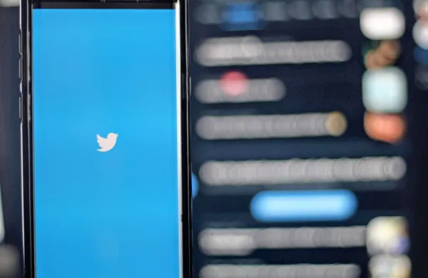 Pred dokončnim zaprtjem računa je Twitter najprej v sredo za 12 
ur blokiral Trumpov račun, nato mu ga je v četrtek spet odprl, 
nakar naj bi predsednik spet kršil pravila, kljub jasnim opozorilom, da bodo nove kršitve pripeljale do zaprtja računa.