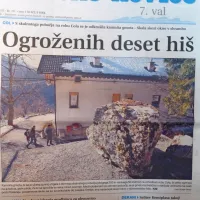 S skalnatega pobočja na robu Cola se je odkrušila kamnita gmota 
in ogrozila  zaselek Orešje. 