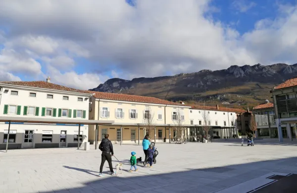 Prebivalci Goriške regije imajo med Primorci najvišje dohodke, 
tako da je kakovost življenja  tudi v Ajdovščini (na fotografiji 
osrednji Lavričev trg) na visoki ravni.