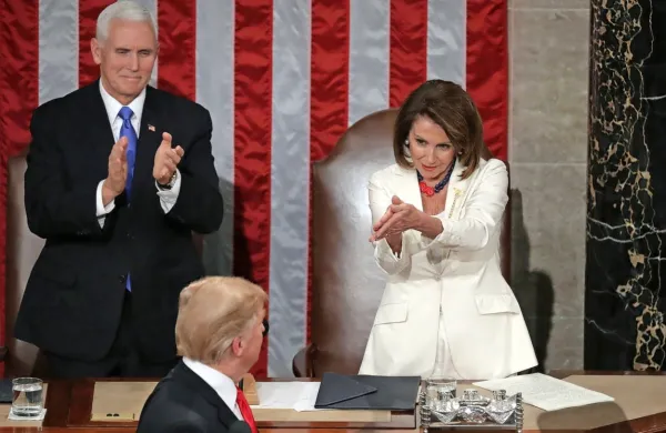 Predsednica ameriškega predstavniškega doma Nancy Pelosi med 
svojim znamenitim zajedljivim aplavzom Donaldu Trumpu po 
enem od njegovih nagovorov kongresu. Ob njej je podpredsednik 
ZDA Mike Pence, ki je tudi predsednik  senata.