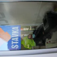 Potnike čez državno mejo policisti s plakati obveščajo o svoji stavki.