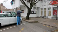 Lastnik bifeja in solastnik dela zemljišča Tomaž Fabčič je nad pristopom vodstva KS in občine ogorčen. 