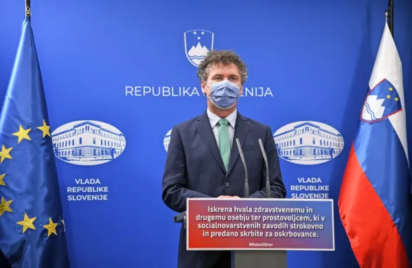 Predstojnik Inštituta za mikrobiologijo in imunologijo ljubljanske 
medicinske fakultete  Miroslav Petrovec je napovedal, da bodo v 
kratkem na voljo  novi testi, ki bodo bolj primerni za otroke ali za 
tiste, ki imajo težave z odvzemom brisa in nosno-žrelnega 
predela. 