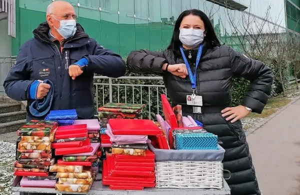 Knjige je kliniki včeraj predal predsednik Društva slovenskih pisateljev Dušan Merc.