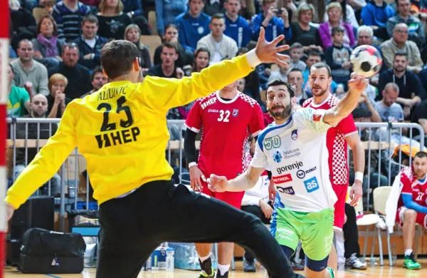 Povratnik v reprezentanco Dragan Gajić (z žogo) je bil s sedmimi zadetki najboljši slovenski strelec na drugem obračunu z Nizozemci. 