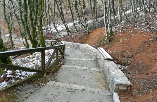 Strmi del poti, ki vodi do velikega vhoda v Škocjanske jame, 
obnavljajo, saj je zaradi vremena in  stotisočih obiskovalcev letno 
dotrajana.