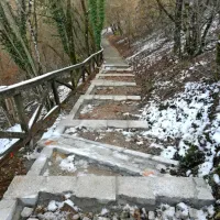 Strmi del poti, ki vodi do velikega vhoda v Škocjanske jame, 
obnavljajo, saj je zaradi vremena in več kot  sto tisoč obiskovalcev 
letno dotrajana.   

