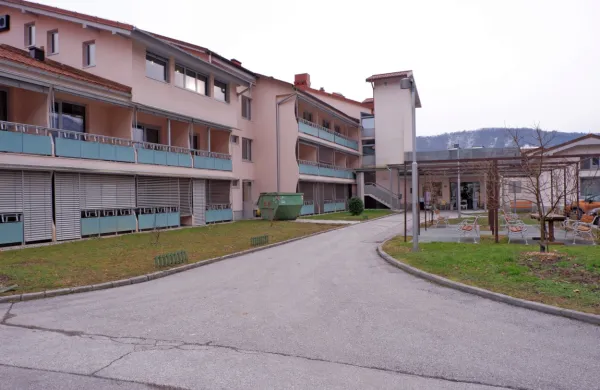 V tolminski enoti Doma upokojencev Podbrdo so  do  ponedeljka 
okužbo potrdili pri 53  stanovalcih in dveh zaposlenih. 