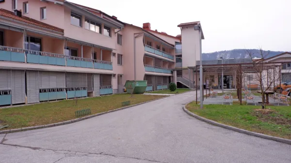 V tolminski enoti Doma upokojencev Podbrdo so  do  ponedeljka 
okužbo potrdili pri 53  stanovalcih in dveh zaposlenih. 