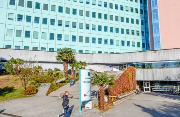 Po testiranjih v nedeljo, ponedeljek in danes so na internističnem 
oddelku šempetrske bolnišnice odkrili 20 bolnikov, ki so bili 
pozitivni na novi koronavirus, vse so že premestili na covidni 
oddelek.