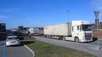 V ponedeljek dopoldne smo v obrtni coni  opazili nekaj voznikov, ki 
so kamione pustili  kar v prostem teku in “skočili” po papirje v 
bližnja špedicijska podjetja.
