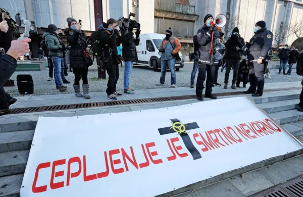 Protest je varovalo večje število policistov, ki so opozarjali, da 
zbiranje ni dovoljeno, zbrane je preletaval tudi helikopter. 