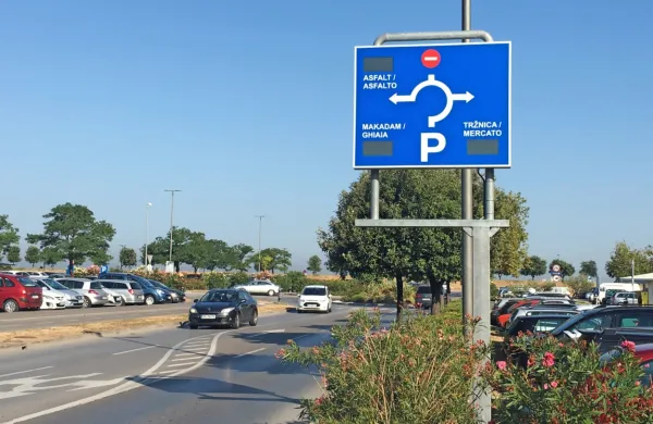 Parkiranje za koprsko tržnico bo znova plačljivo.