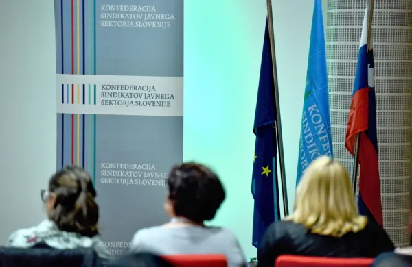 V Konfederaciji sindikatov javnega sektorja zahtevajo plačilo vsem 
javnim uslužbencem za vse opravljene ure med epidemijo.