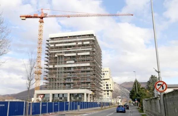 V stolpnici Tisa, ki naj bi bila zaključena do junija, je bilo do konca prejšnjega tedna prodanih že 
63 stanovanj. 