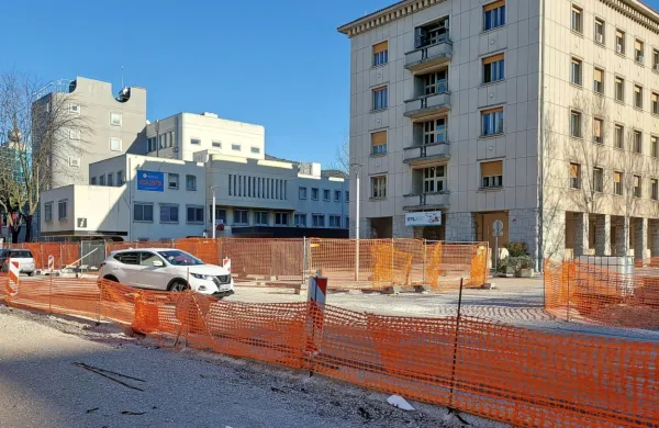 Gradbi&scaron;če stoji, a se nič ni zalomilo
