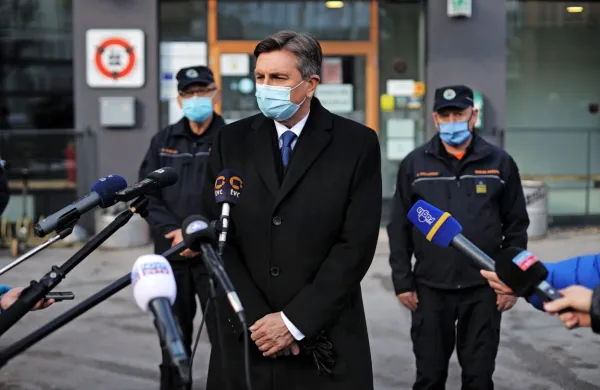 Predsednik Borut Pahor je  poudaril, da zaupa stroki, ki vladi 
svetuje pri sprejemanju ukrepov za zajezitev epidemije novega 
koronavirusa, ukrepi pa morajo biti sorazmerni, primerni in 
pravočasni.