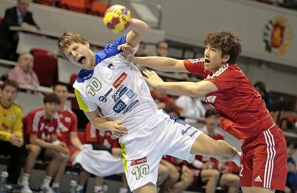 Jure Dolenec (z žogo) je imel že pred sedmimi leti na svetovnem 
prvenstvu opravka s Korejci. Slovenija je v Španiji zmagala s 
34:27. 