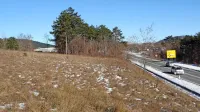 Parkirišče za tovornjake bi vlagatelj uredil na zemljišču med 
glavno cesto in avtocesto pri Petrolovi črpalki. Na zgornji strani (za 
borovimi drevesi) je gostilna Burja in podjetje Reja transport.