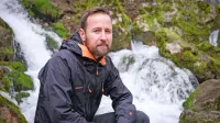 Dr. Gregor Kovačič ob bistriškem izviru Sušca.