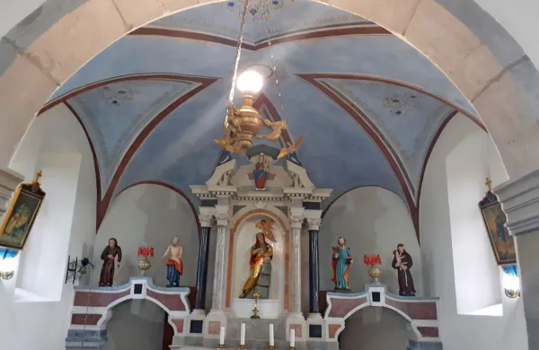 V cerkvi sv. Magdalene so restavrirali tudi poslikavo stropa nad 
oltarjem.