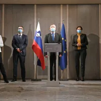 Skupina 42 poslancev je danes v DZ vložila predlog konstruktivne 
nezaupnice s kandidatom za novega predsednika vlade Karlom 
Erjavcem, je slednji sporočil na novinarski konferenci.
