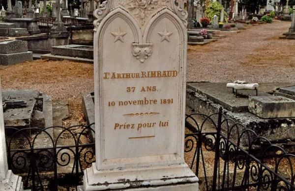 Arthur Rimbaud je pokopan v rojstnem Charleville-Mézièresu.  