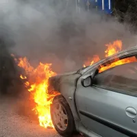 Na avtocesti je zagorel avto