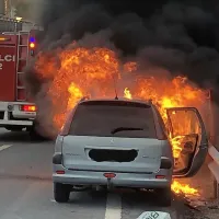 Na avtocesti je zagorel avto