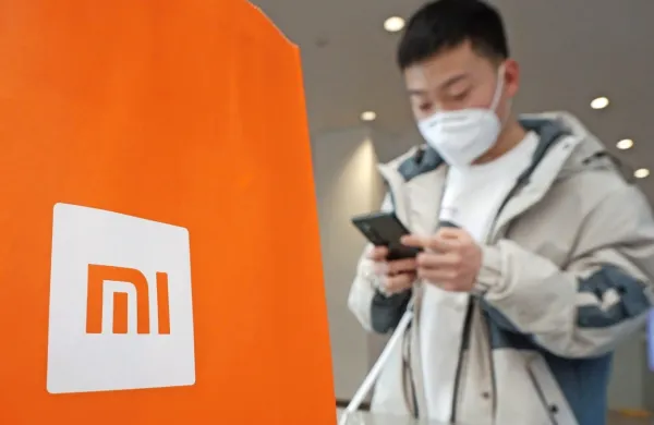 Xiaomi, ki je lani ameriški Apple izrinil s tretjega mesta največjih 
svetovnih proizvajalcev pametnih telefonov, je eno od devetih 
podjetij, ki jih je Pentagon označil za “vojaška podjetja komunistične Kitajske”.