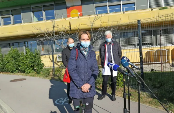 Vodja kabineta na ministrstvu za zdravje Tina Bregant je ob obisku 
izolske bolnišnice izrazila veselje nad solidarnostjo bolnišnic, ki so 
pripravljene sprejeti bolnike s covidom-19 tudi iz drugih regij. 
