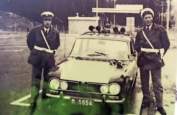 Oskar Komac in Andrej Berginc, patrulja postojnske prometne policije s policijsko alfo leta 1967 na Lomu.