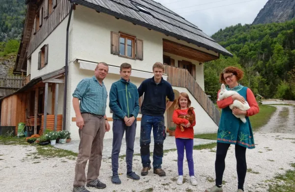 V delo na ekološki kmetiji Pri Plajerju v Trenti se vključuje celotna 
družina.   

