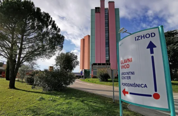 V šenpetrski bolnišnici so, kot kaže, uspeli zajeziti okužbe z novim 
koronavirusom. (Foto: regijski štab CZ za severno Primorsko)