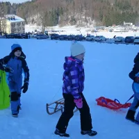 Mali smučarski center SKI Bor je te dni, navkljub stoječima 
vlečnicama in gostinskemu lokalu, povsem poln.