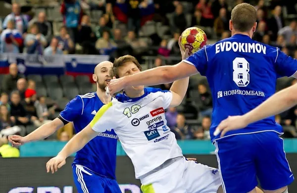 Slovenski kapetan Jure Dolenec (z žogo) je že na svetovnem 
prvenstvu leta 2013 okusil ruske prijeme.