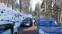 Na cesti proti Kaliču je bilo včeraj veliko težav zaradi parkiranja in obračanja vozil.