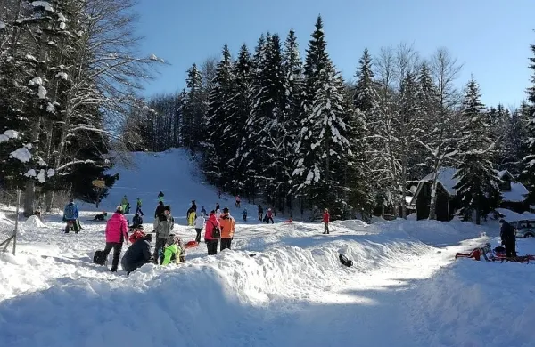 Pravljični zimski dan za otroke in rekreativce na Svi&scaron;čakih